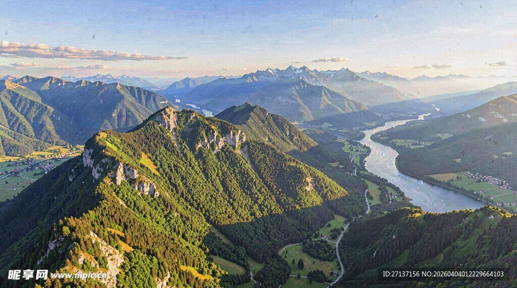 壮丽山川中的蜿蜒河流