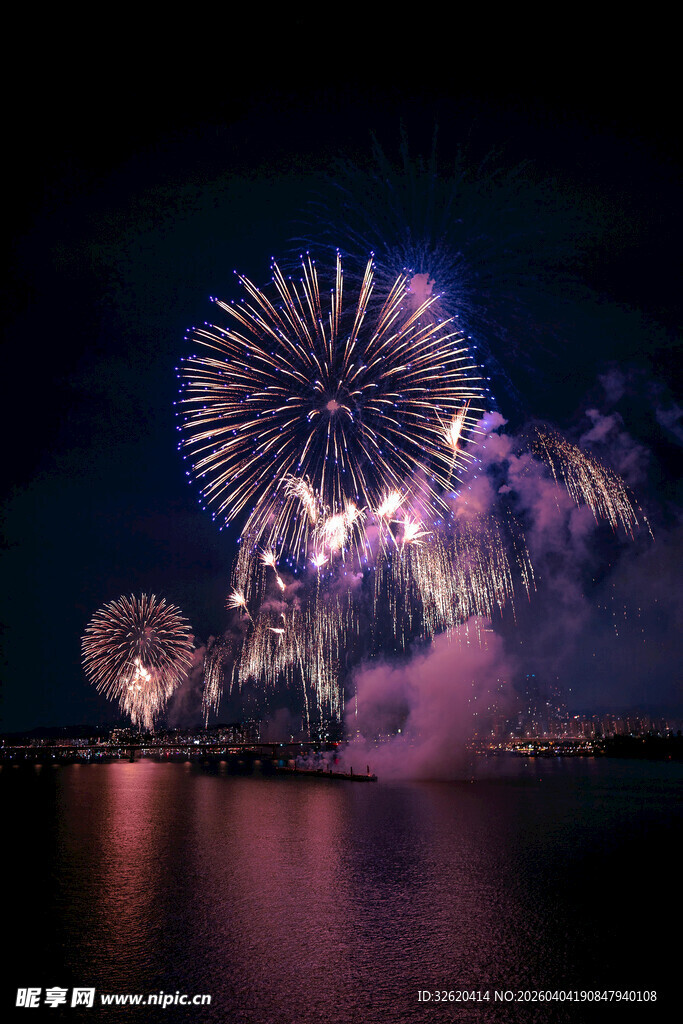 绚烂绽放的美丽烟花