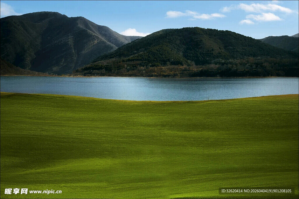 翠绿草原旁的宁静山水
