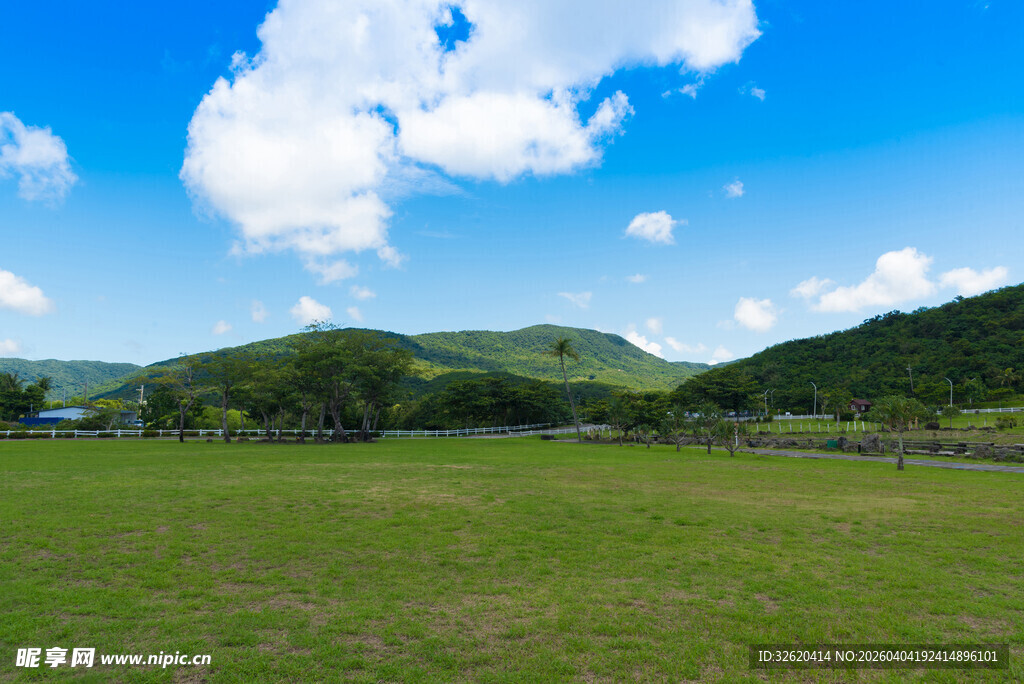 广阔绿野与蓝天白云美景