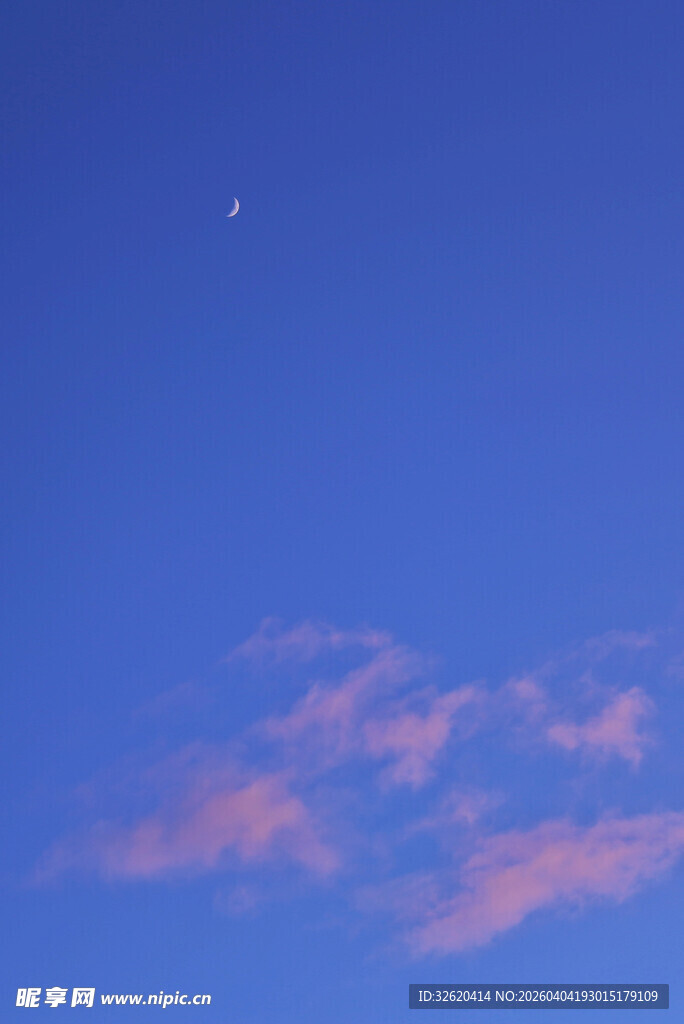 蓝空粉云伴月景