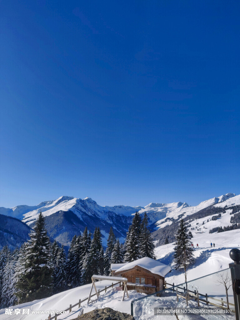 雪山木屋美景