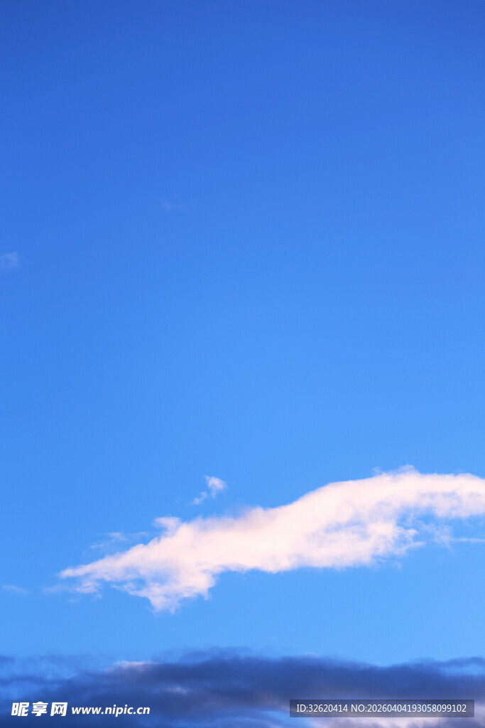 蓝天中的一朵洁白云彩