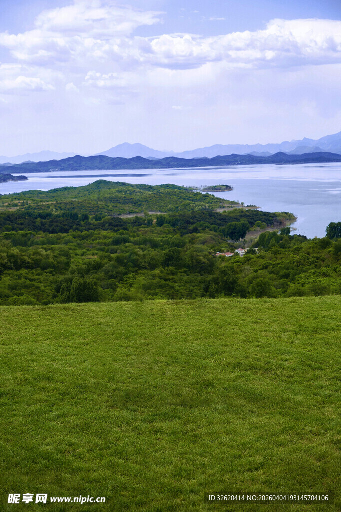 草原湖畔美景