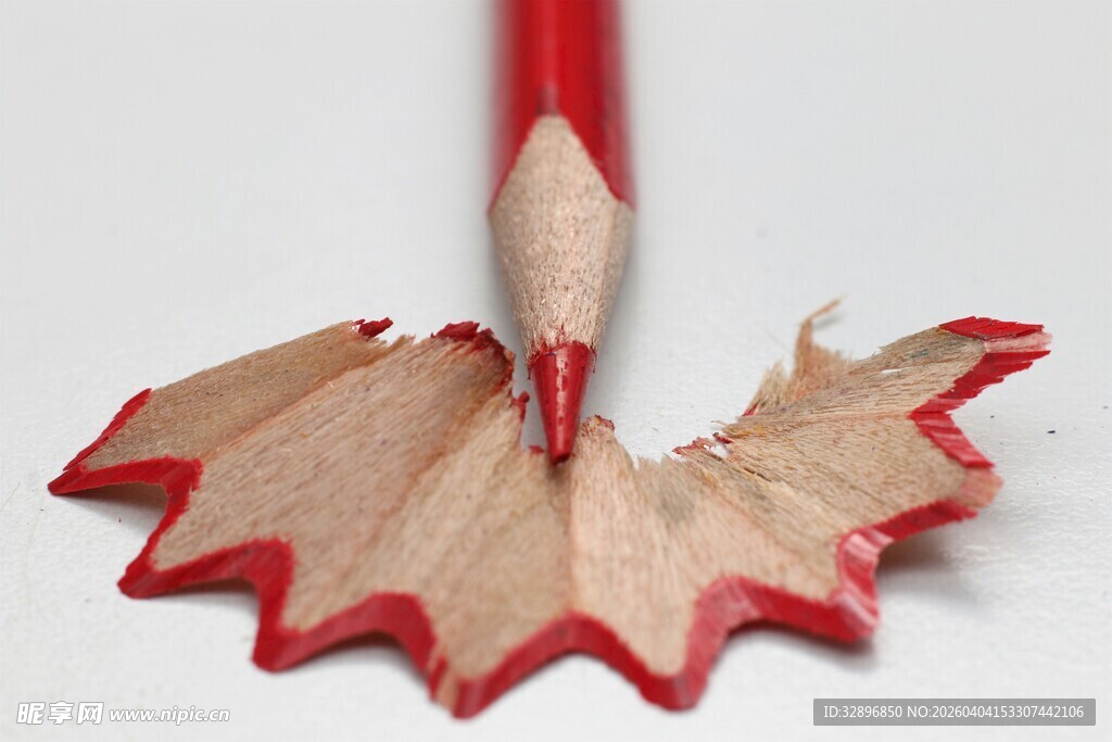 削尖的红铅笔与卷削
