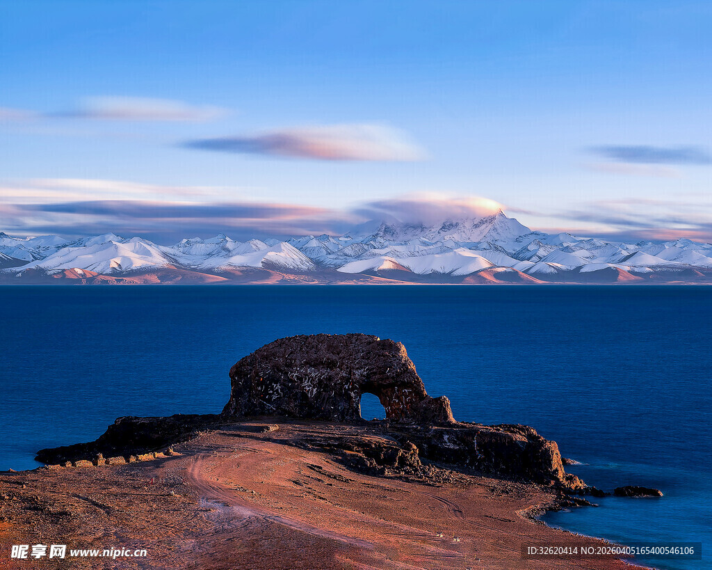 海边残垣与远处雪山美景