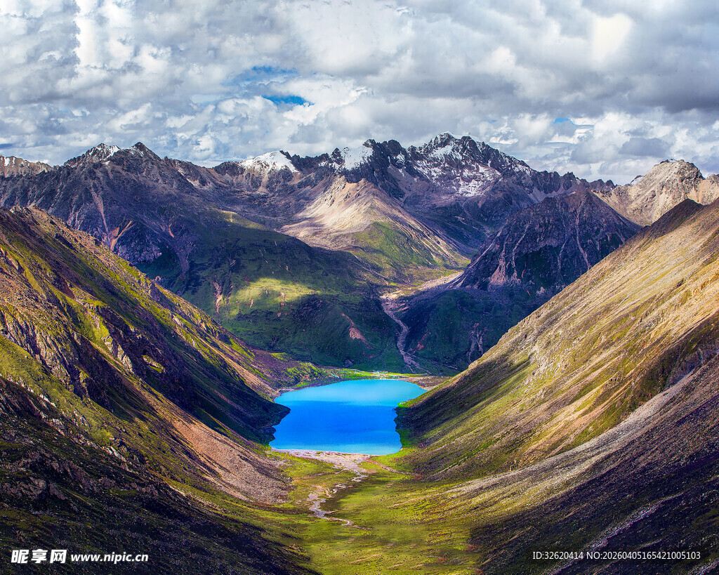 高山的幽蓝湖泊