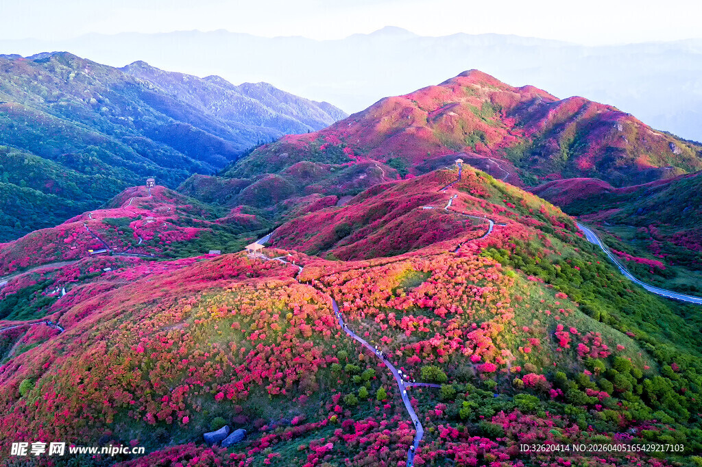 秋日五彩斑斓的山峦