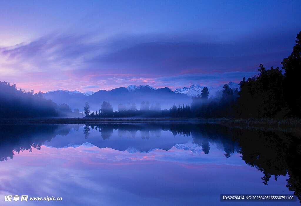 湖畔暮色中的山水倒影