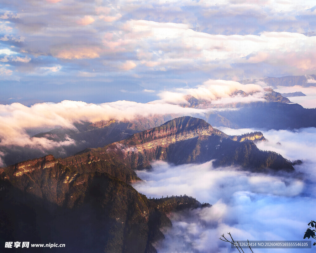 壮丽云海环绕的巍峨山脉