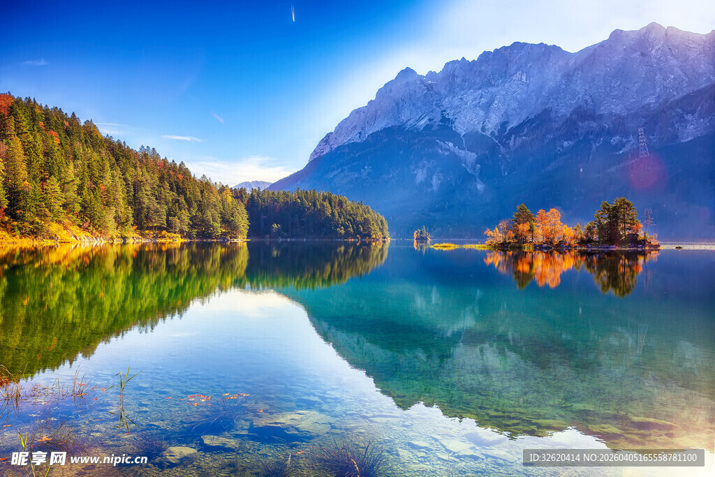 静谧山水湖景风光图