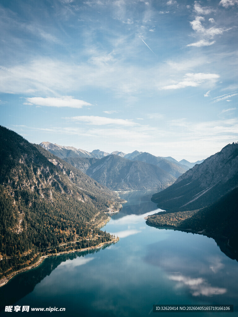 壮丽山水间的静谧湖泊