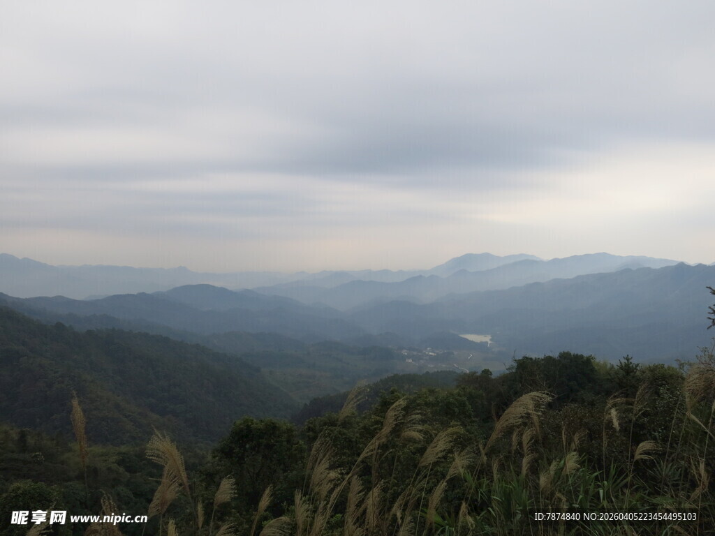 山间云雾缭绕的自然景致