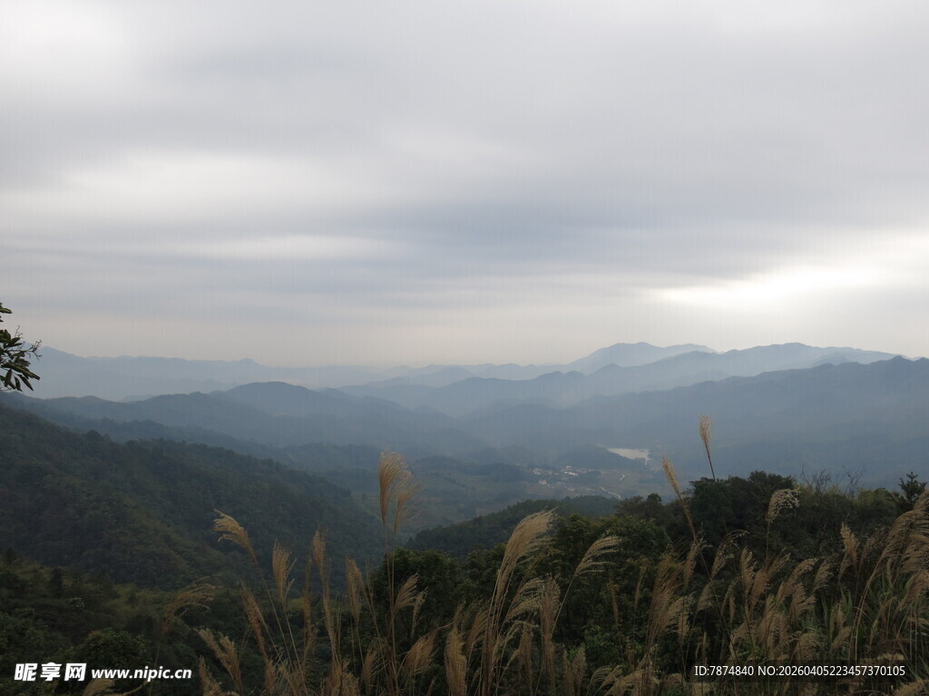 山间云雾缭绕的壮美景色