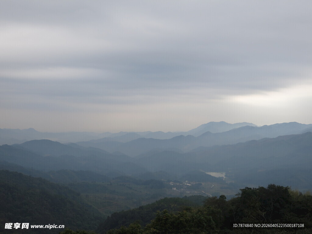 云雾缭绕的山峦美景