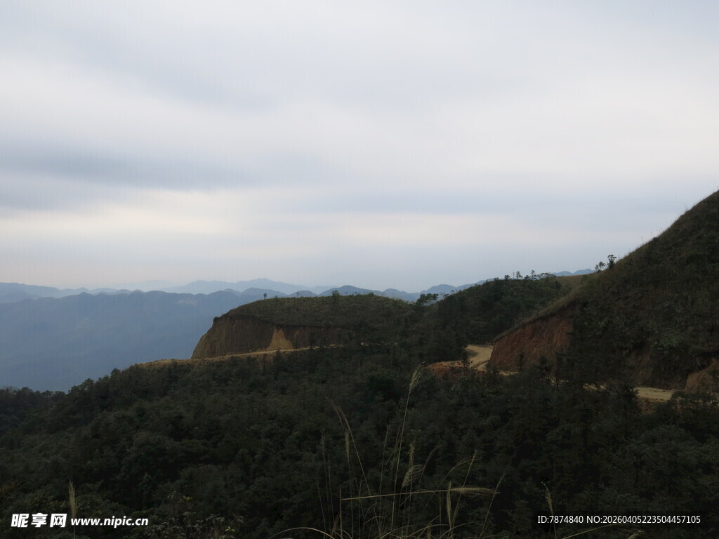 山峦云雾间的自然景致