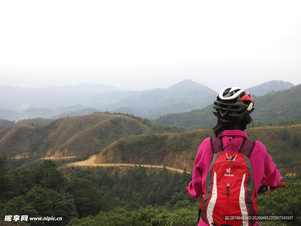 徒步者眺望远方山峦