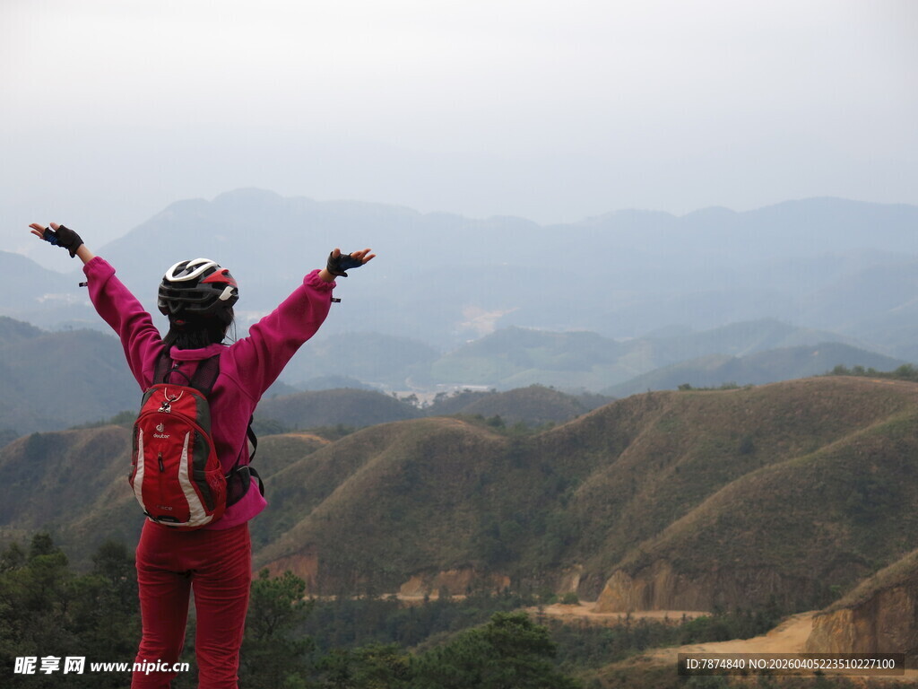 徒步者山顶张开双臂赏景