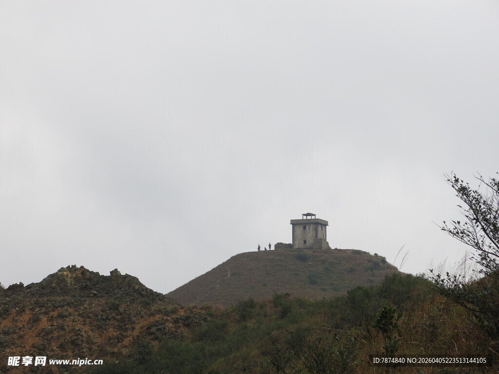 山顶建筑隐于云雾之中