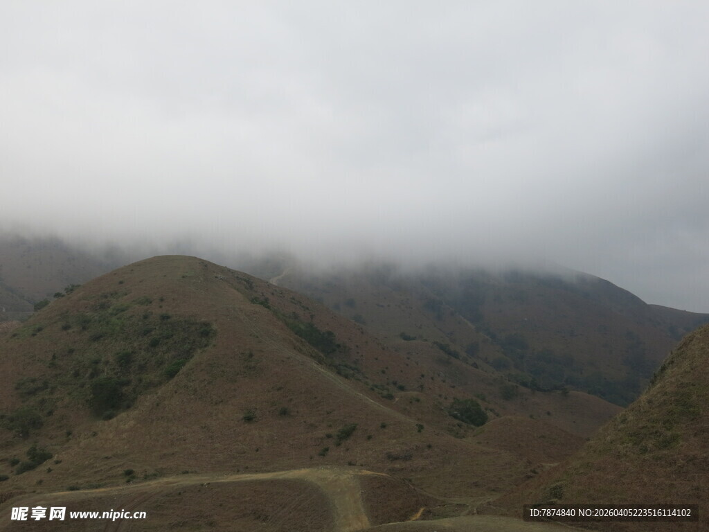 云雾缭绕的山间景色