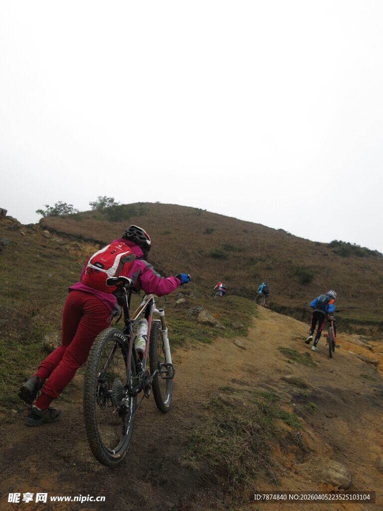 山地自行车手奋力骑行