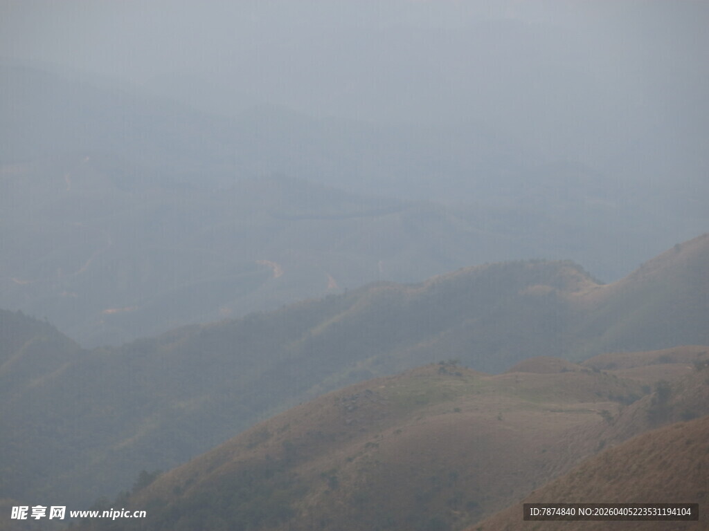 雾中朦胧山峦景色