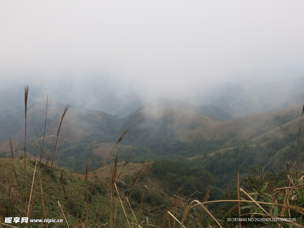 山间云雾缭绕的自然景致
