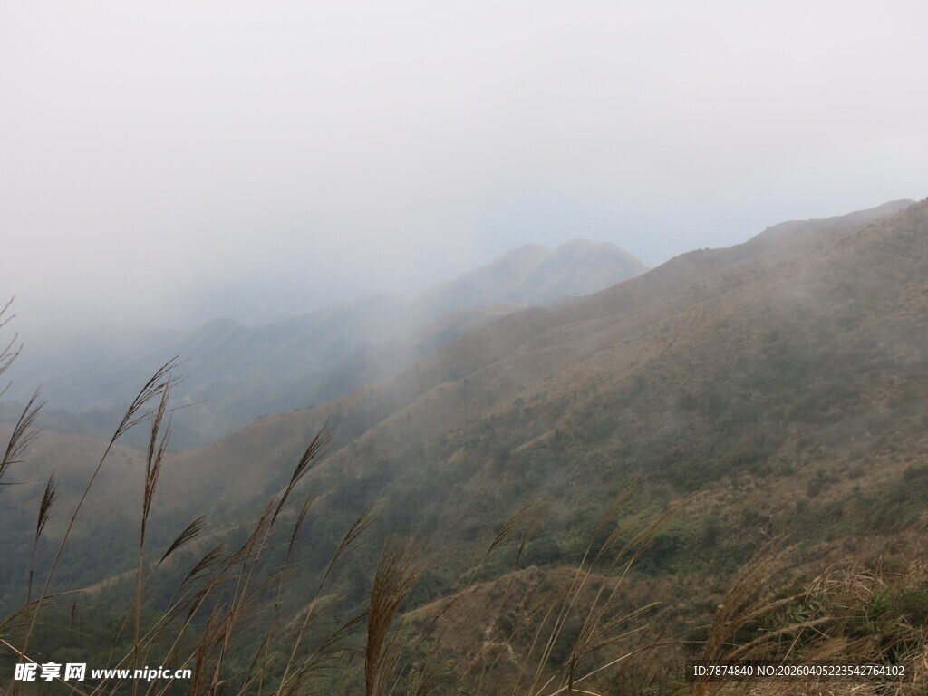 山间云雾缭绕的朦胧景致