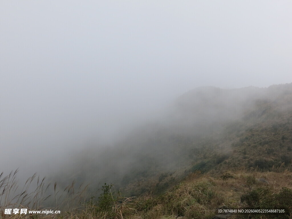 山间迷雾缭绕的自然景致