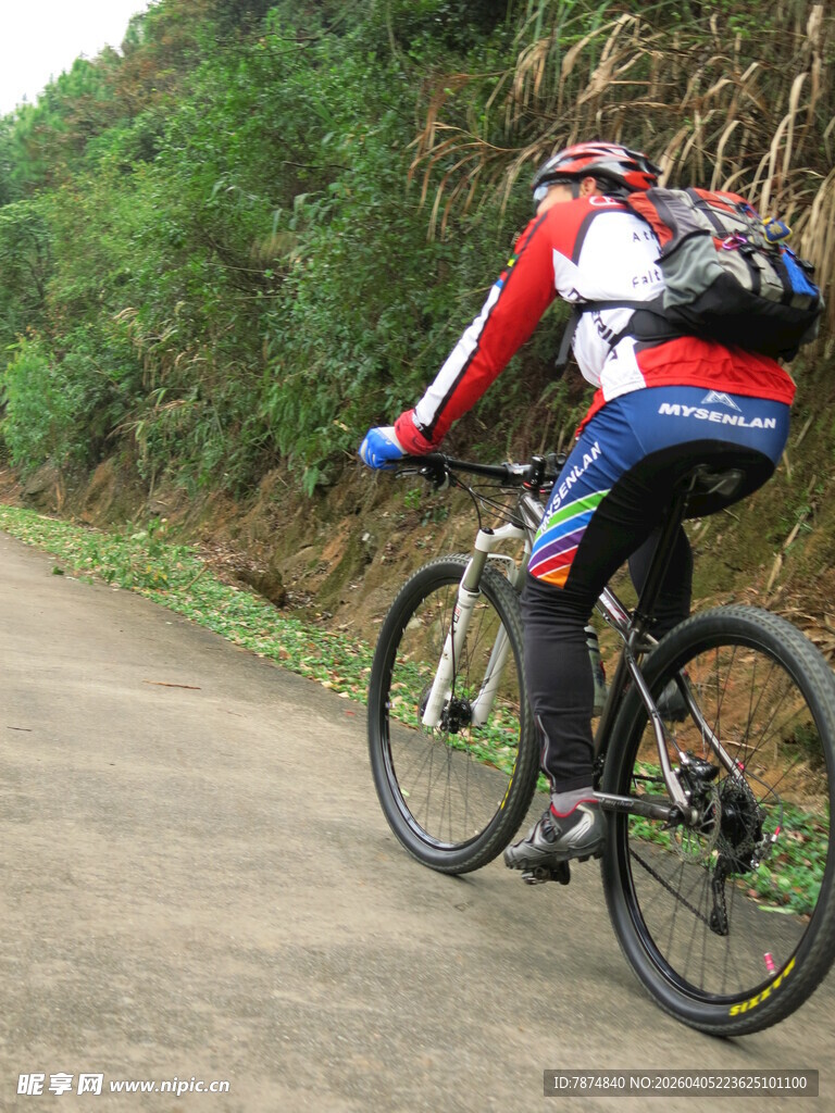 山地骑行者穿梭于山林间