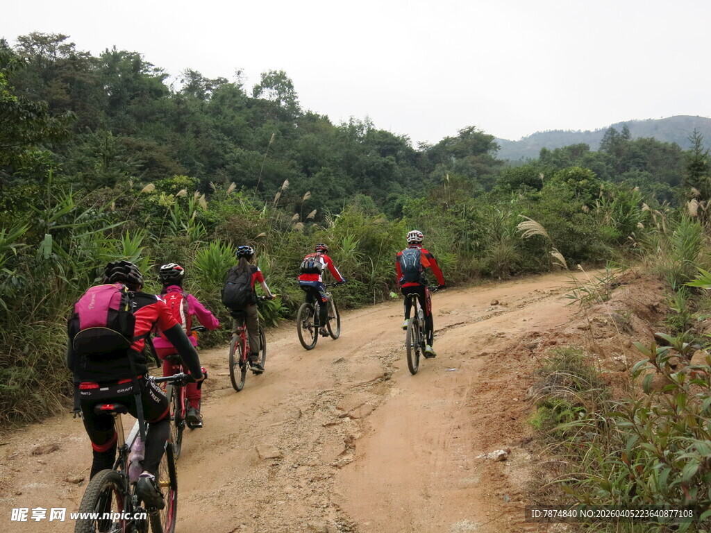 骑行者穿梭于山间土路