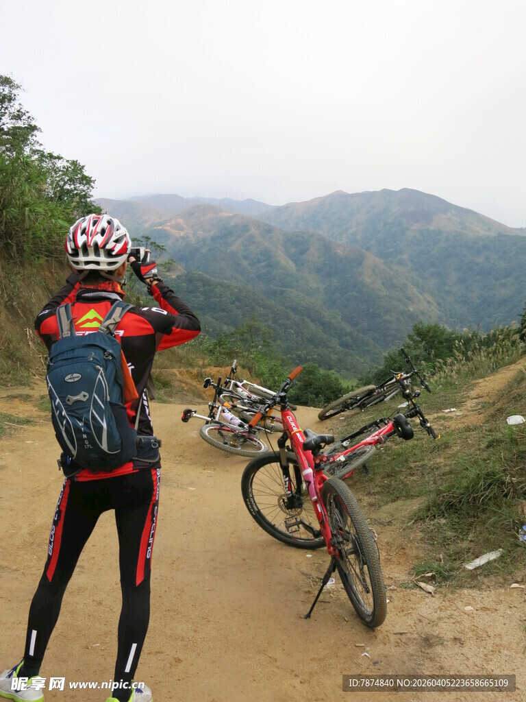 山地骑行者与壮丽山景