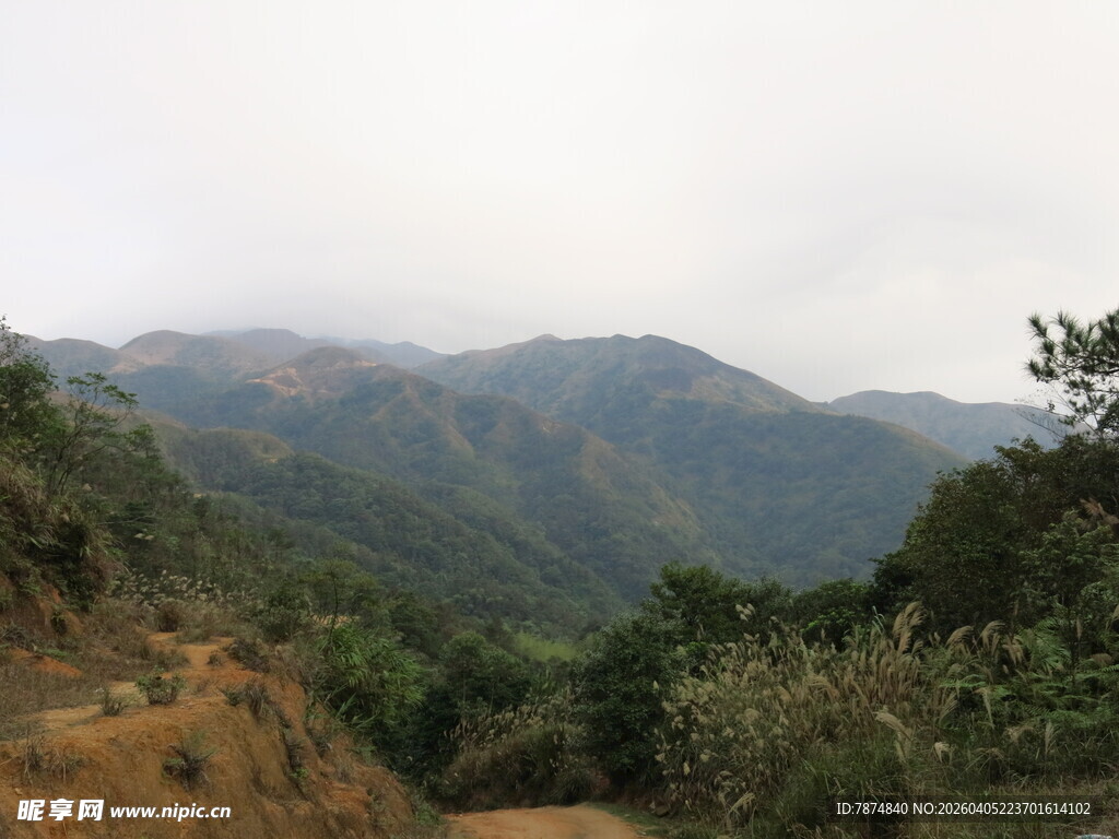 山间蜿蜒小路 远山朦胧