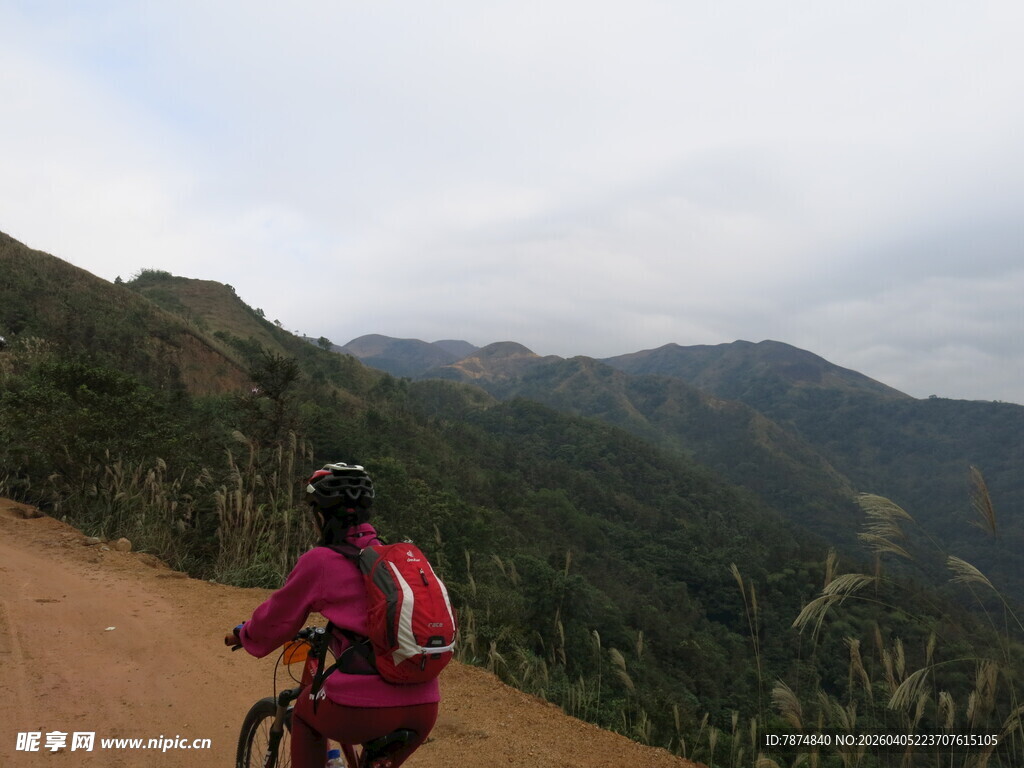 骑行者于山间小道赏景