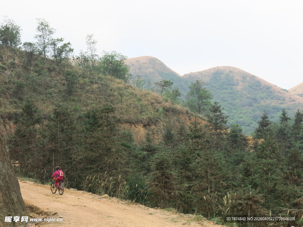 山间小径上的徒步者