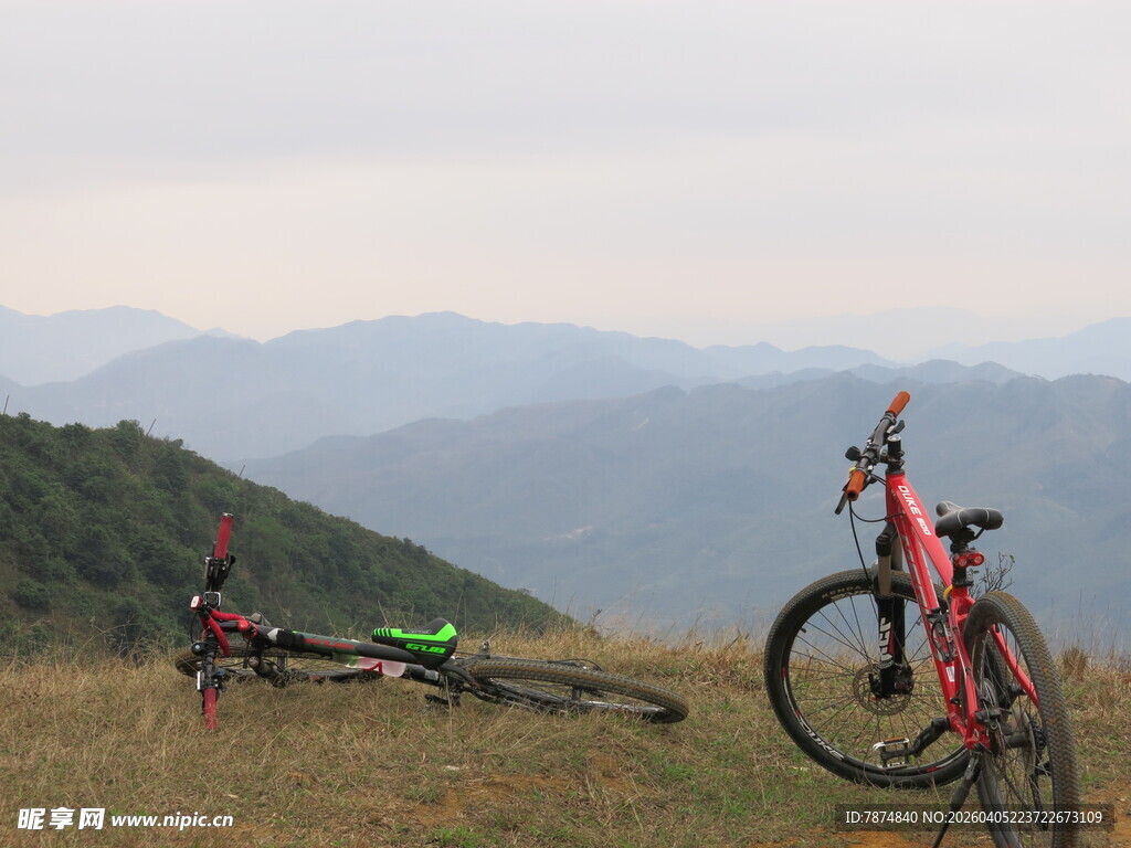 山地间的双辆自行车