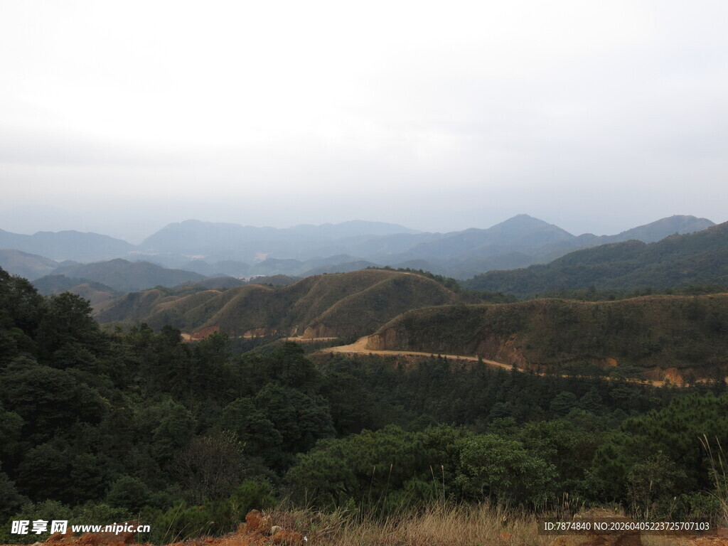 山峦叠翠的自然风景