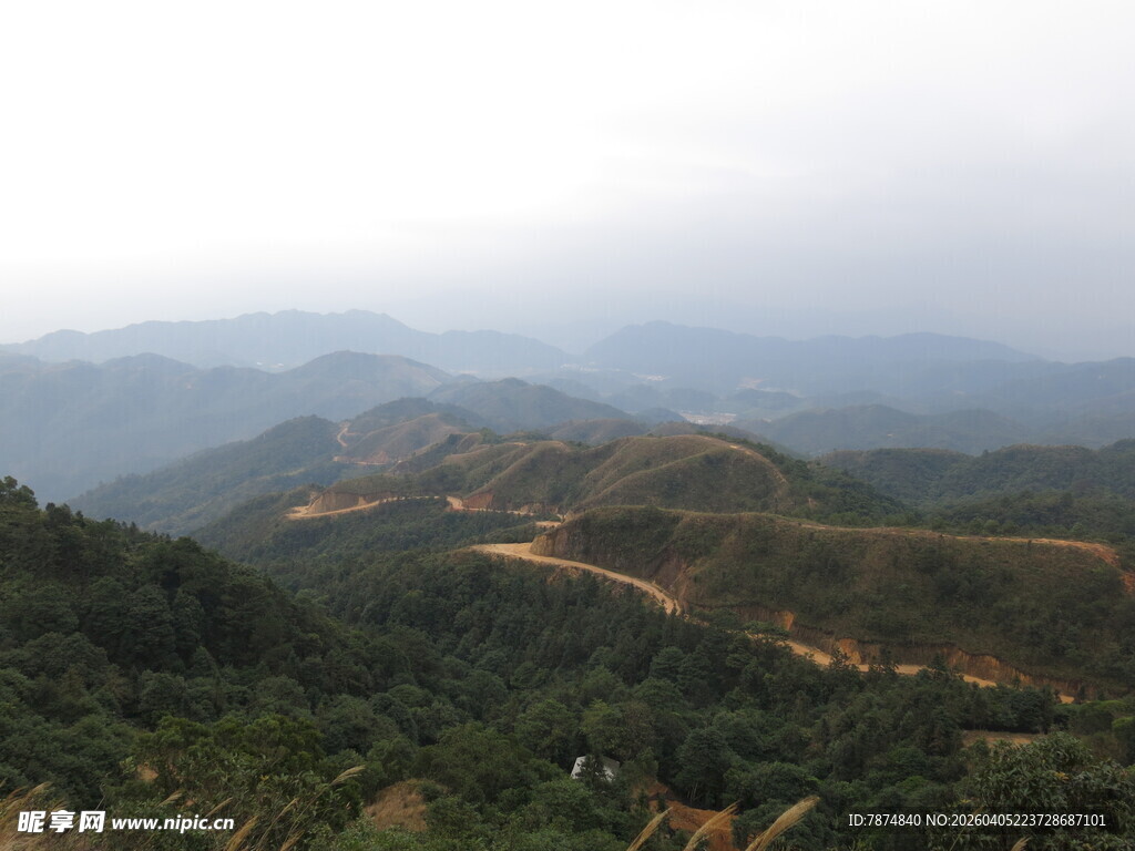 山间景致 云雾缭绕山峦