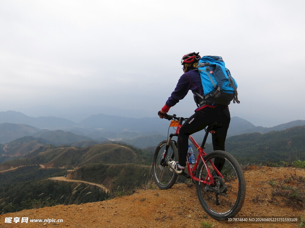 骑行者于山间畅享自由