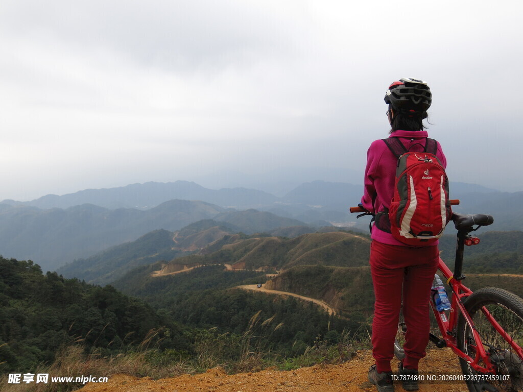 骑行者眺望远方山峦