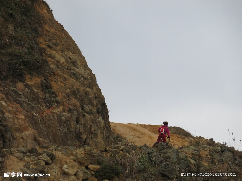 徒步者攀登崎岖山石