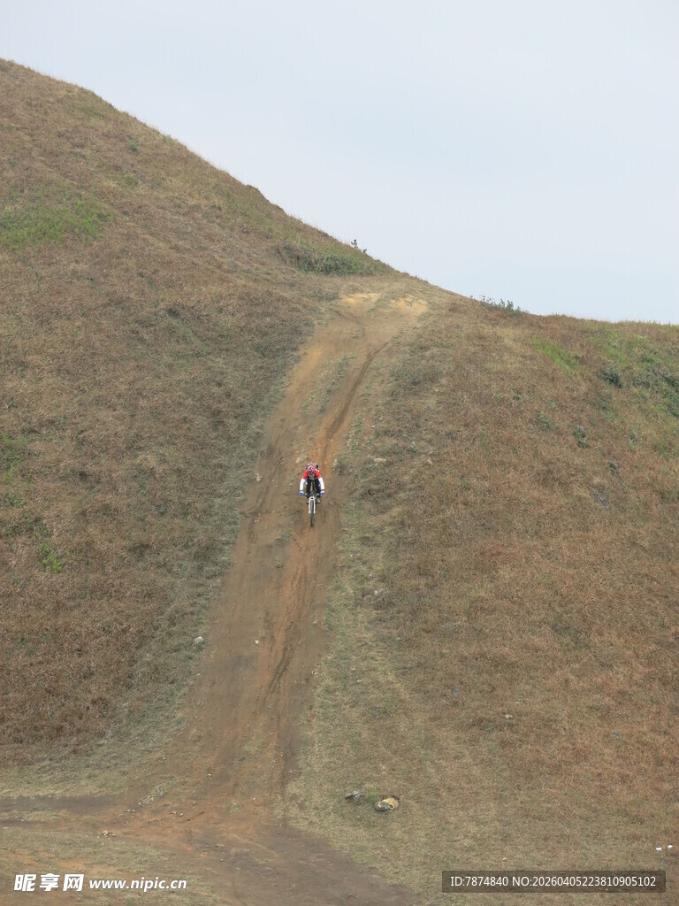 山间骑行的人