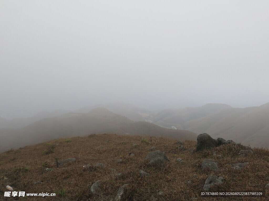 雾中朦胧山峦景色