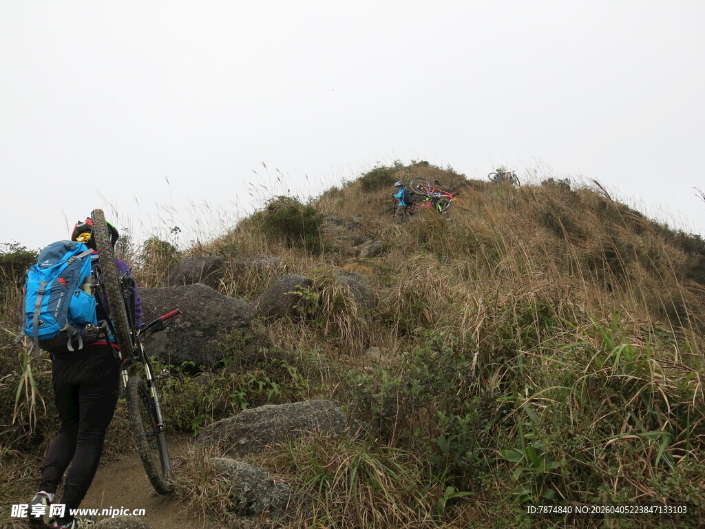 徒步者攀登崎岖山坡