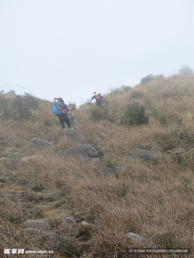 两人在山间徒步前行