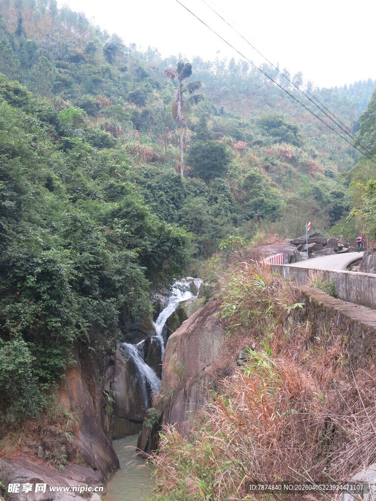 山间溪流瀑布自然风光