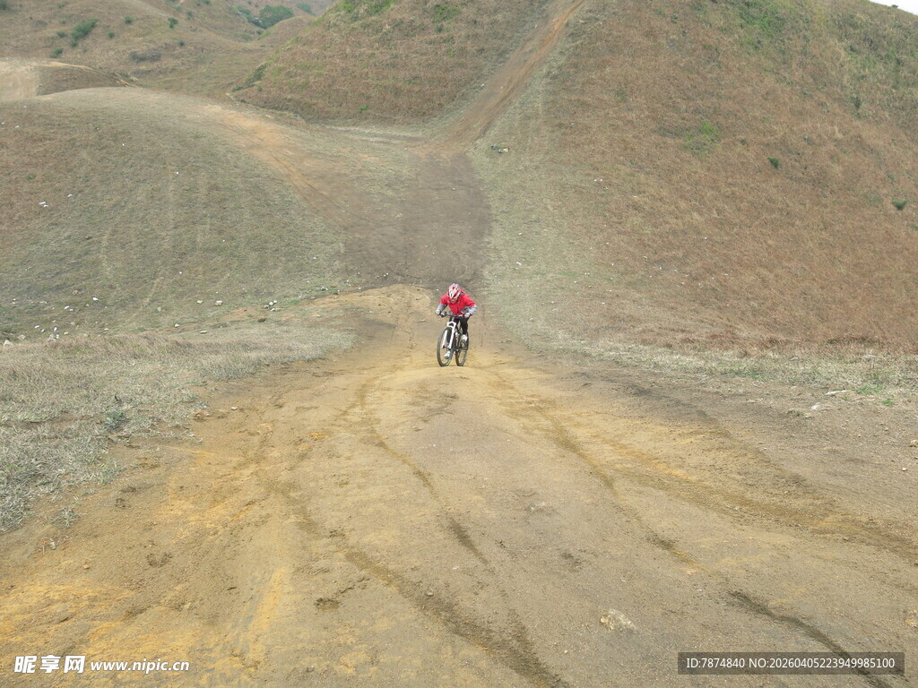 徒步者独行于荒野之路