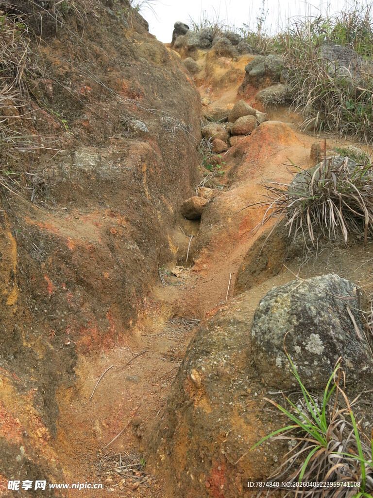 山间崎岖土径与岩石