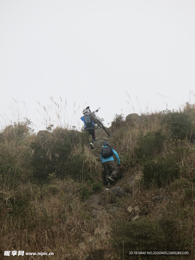 两人徒步攀登山间小道