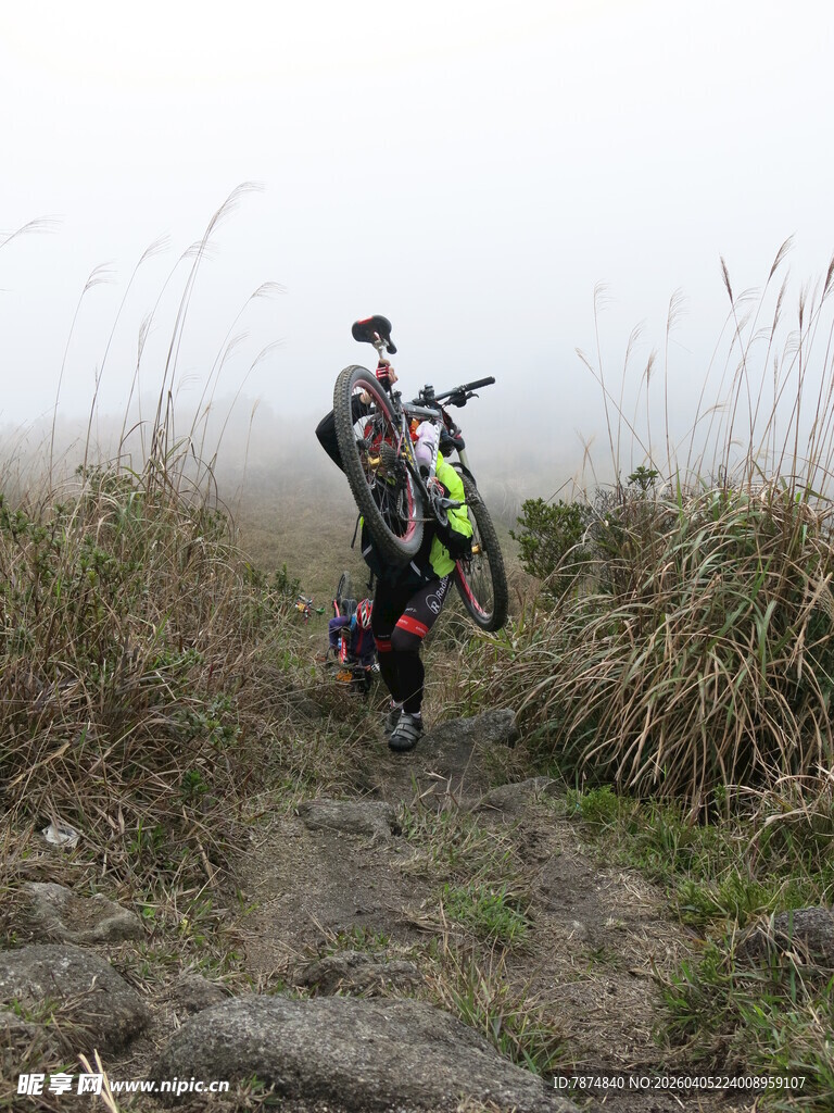 徒步者在雾中穿行山间小道